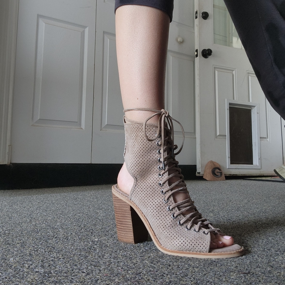 Dolce Vita lace up, heeled sandal. Size 8.5